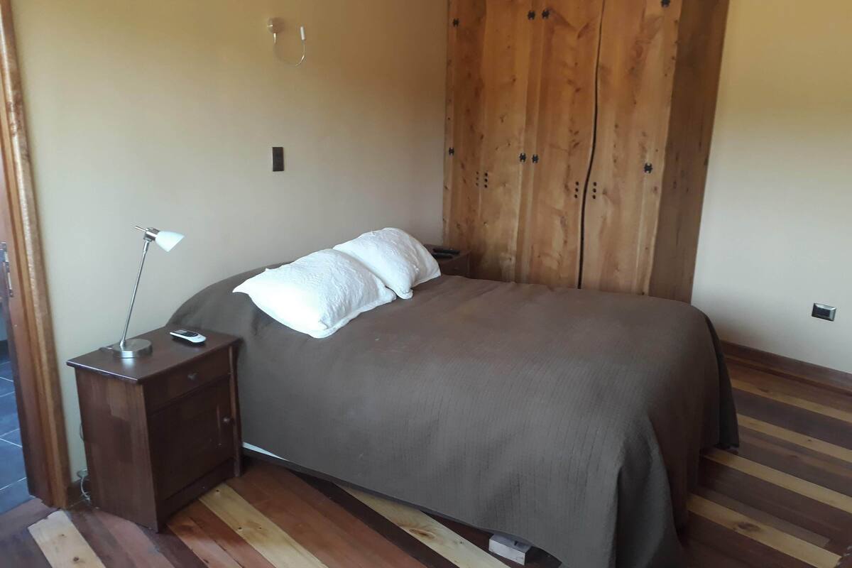 Caja de seguridad en la habitación y tabla de planchar con plancha