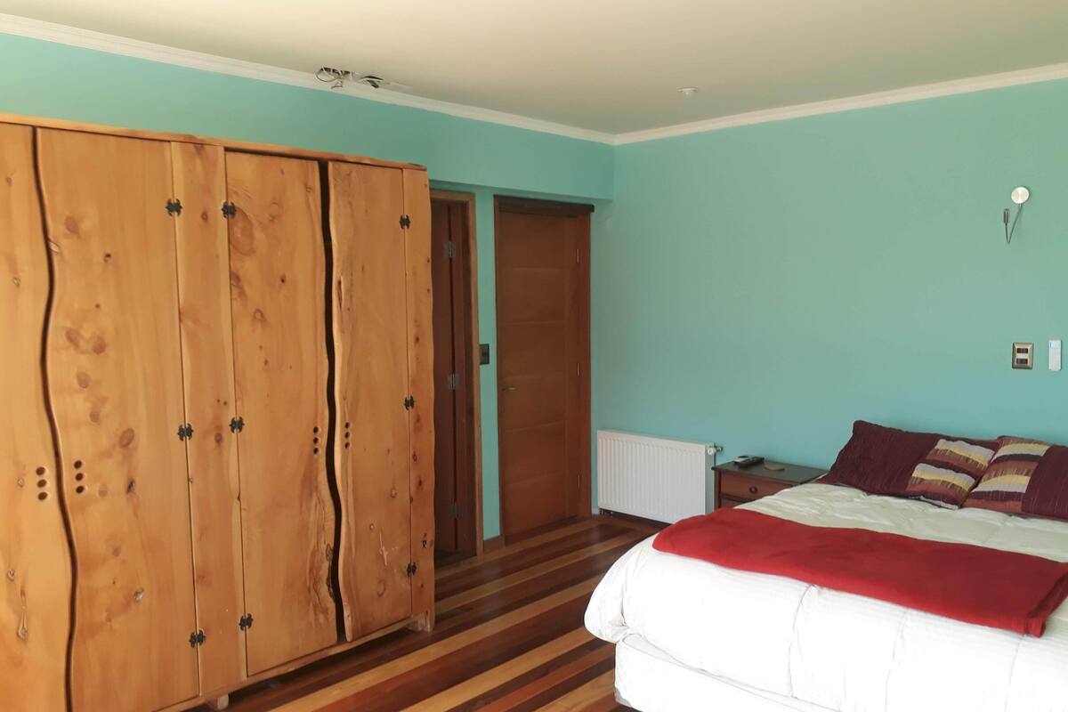 Caja de seguridad en la habitación y tabla de planchar con plancha