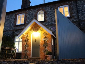 Exterior - Short walk to Holt - lovely cottage with annexe, parking & private lawned garden (Holt)