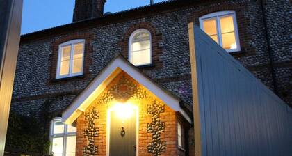 Short walk to Holt - lovely cottage with annexe, parking & private lawned garden