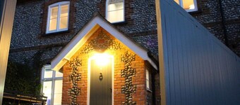 Short walk to Holt - lovely cottage with annexe, parking & private lawned garden