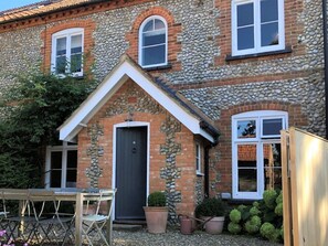 Exterior - Short walk to Holt - lovely cottage with annexe, parking & private lawned garden (Holt)