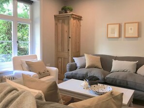 TV, fireplace, books, video library - Short walk to Holt - lovely cottage with annexe, parking & private lawned garden (Holt)
