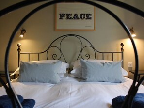 4 bedrooms, iron/ironing board, WiFi, bed sheets - Short walk to Holt - lovely cottage with annexe, parking & private lawned garden (Holt)