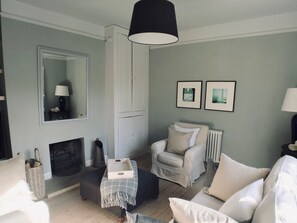 TV, fireplace, books, video library - Short walk to Holt - lovely cottage with annexe, parking & private lawned garden (Holt)