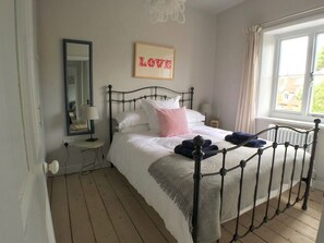 4 bedrooms, iron/ironing board, WiFi, bed sheets - Short walk to Holt - lovely cottage with annexe, parking & private lawned garden (Holt)