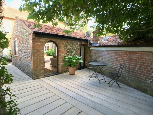 Outdoor dining - Short walk to Holt - lovely cottage with annexe, parking & private lawned garden (Holt)