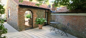 ホルトまで徒歩10分-駐車場と専用の芝生のある素敵な家