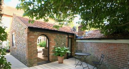 Short walk to Holt - lovely cottage with annexe, parking & private lawned garden