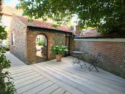 Short walk to Holt - lovely cottage with annexe, parking & private lawned garden