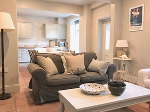 TV, fireplace, books, video library - Short walk to Holt - lovely cottage with annexe, parking & private lawned garden (Holt)