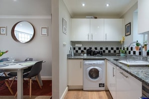 Fridge, microwave, oven, stovetop - Wells City Centre, Quiet Mews House, sleeps 6 (Wells)