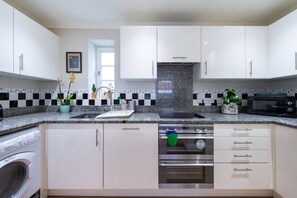 Een koelkast, een magnetron, een oven, een kookplaat