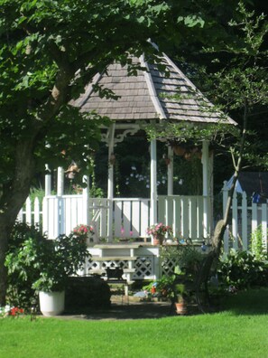 Property grounds - Historic property is a comfortable, peaceful, and safe  place to stay. (South Bend)