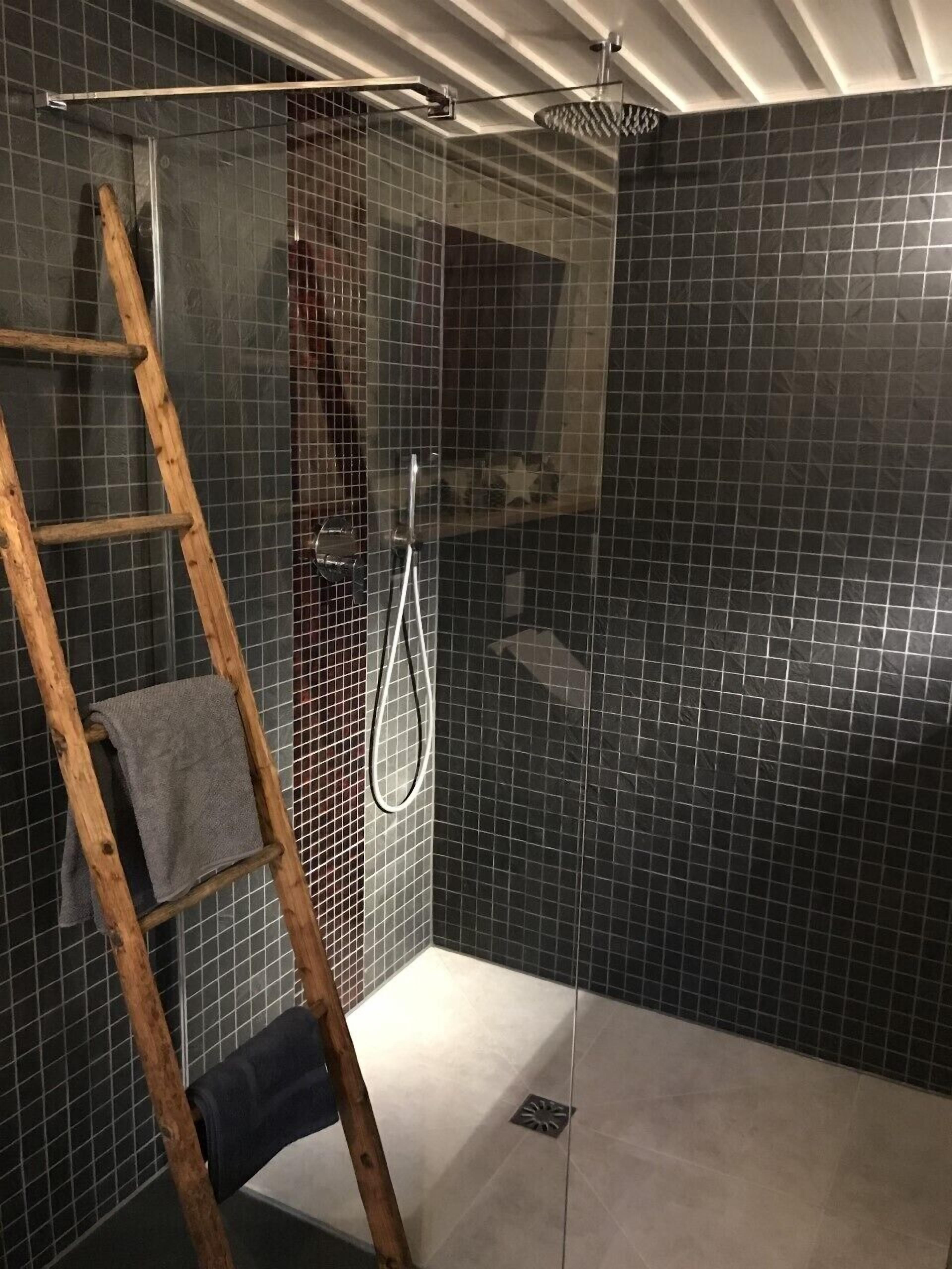 Douche, sèche-cheveux, serviettes fournies, papier toilette