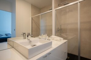 Dusche, Haartrockner, Bidet, Handtücher