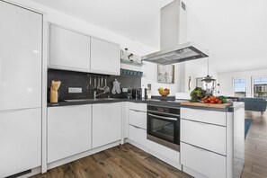 Refrigerador, horno, placa de cocina, lavavajillas