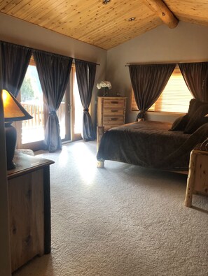 5 bedrooms, desk, iron/ironing board, travel crib - Elk Run Ranch…Come enjoy the breath taking views of Paradise Valley & YNP (Emigrant)
