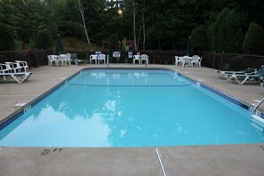 Seasonal outdoor pool - Golden Apple Inn (Glen)