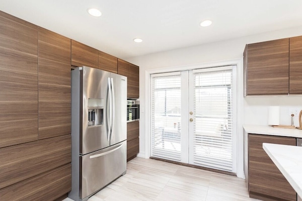 Microondas, lavavajillas, cafetera/tetera, utensilios de cocina