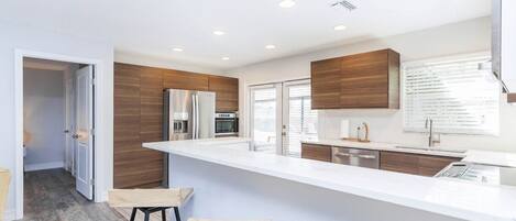 電子レンジ、食器洗い機、コーヒー / ティーメーカー、調理器具と食器