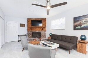 TV, fireplace - THE OLIVIA by EVRH (Altamonte Springs)