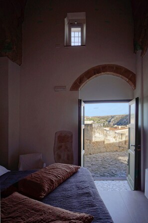 Design Triple Room | Individually furnished, desk, free WiFi - Il Carrubo (Matera)