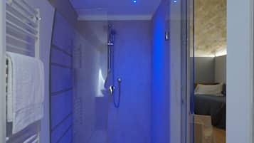 Superior Room | Bathroom | Shower, hair dryer, bidet, towels