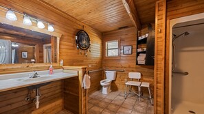 Suihkun ja ammeen yhdistelmä, hiustenkuivaaja, pyyhkeet, saippua