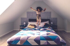 Premium bedding, down duvets, individually decorated, desk - The Red Jedi (Lisbon)