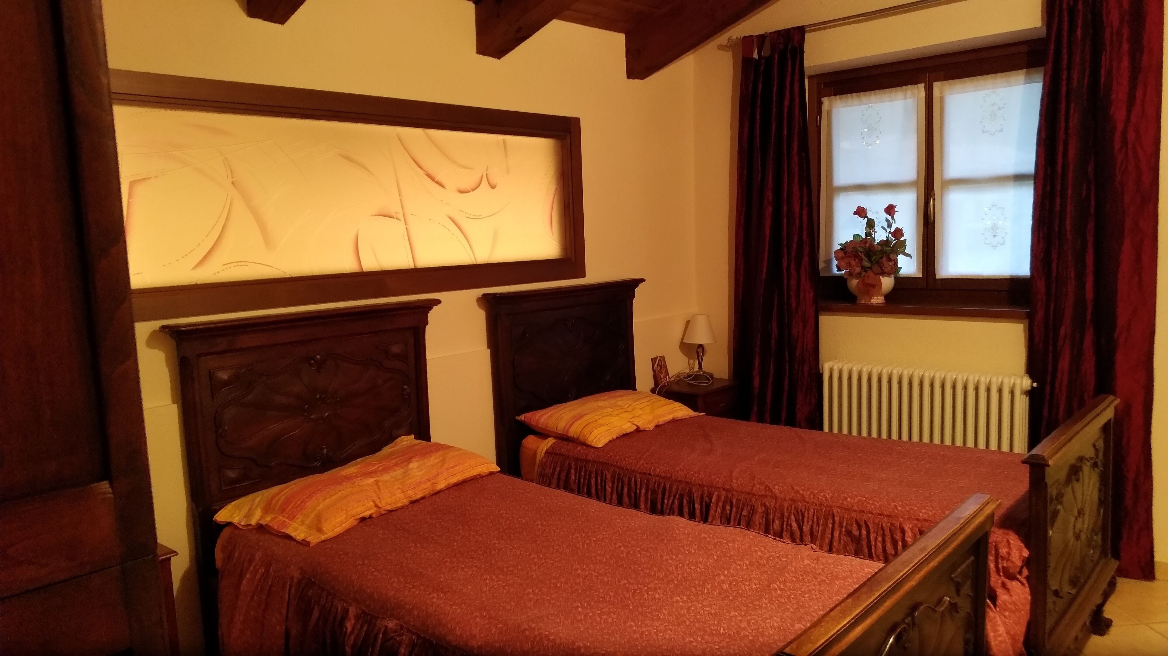 2 slaapkamers, een bureau, een strijkplank/strijkijzer, reisbedje