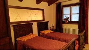 2 chambres, bureau, fer et planche à repasser, lit parapluie