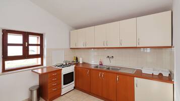 Refrigerador, horno, parrilla de estufa y utensilios de cocina