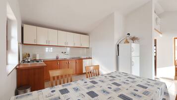 Refrigerador, horno, parrilla de estufa y utensilios de cocina