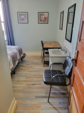 1 غرفة نوم ومكتب وواي فاي وملاءات أسرّة