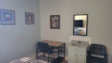 1 bedroom, desk, WiFi, bed sheets