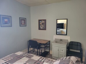1 bedroom, desk, WiFi, bed sheets - Dillon Tap House Dillon Room (Dillon)