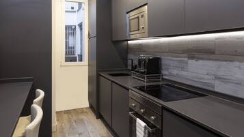 Een koelkast, een magnetron, een oven, een kookplaat