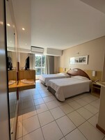 Luxo Cama Solteiro | Frigobar, Wi-Fi de cortesia, roupa de cama