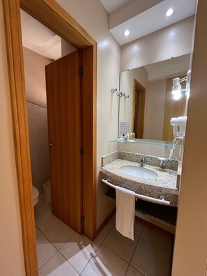 Shower, free toiletries, hair dryer, towels - Hotel Aliança Express (Rio do Sul)