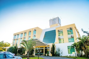 Vista frontal de la propiedad