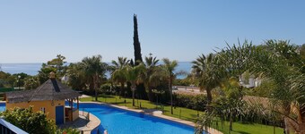 LUXURY APARTMENT IN FIRST LINE OF THE BEACH, WITH PRIVILEGED VIEWS TO THE SEA, TERRACE