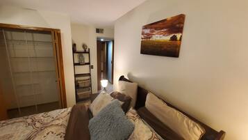 2 bedrooms, desk, iron/ironing board, travel crib