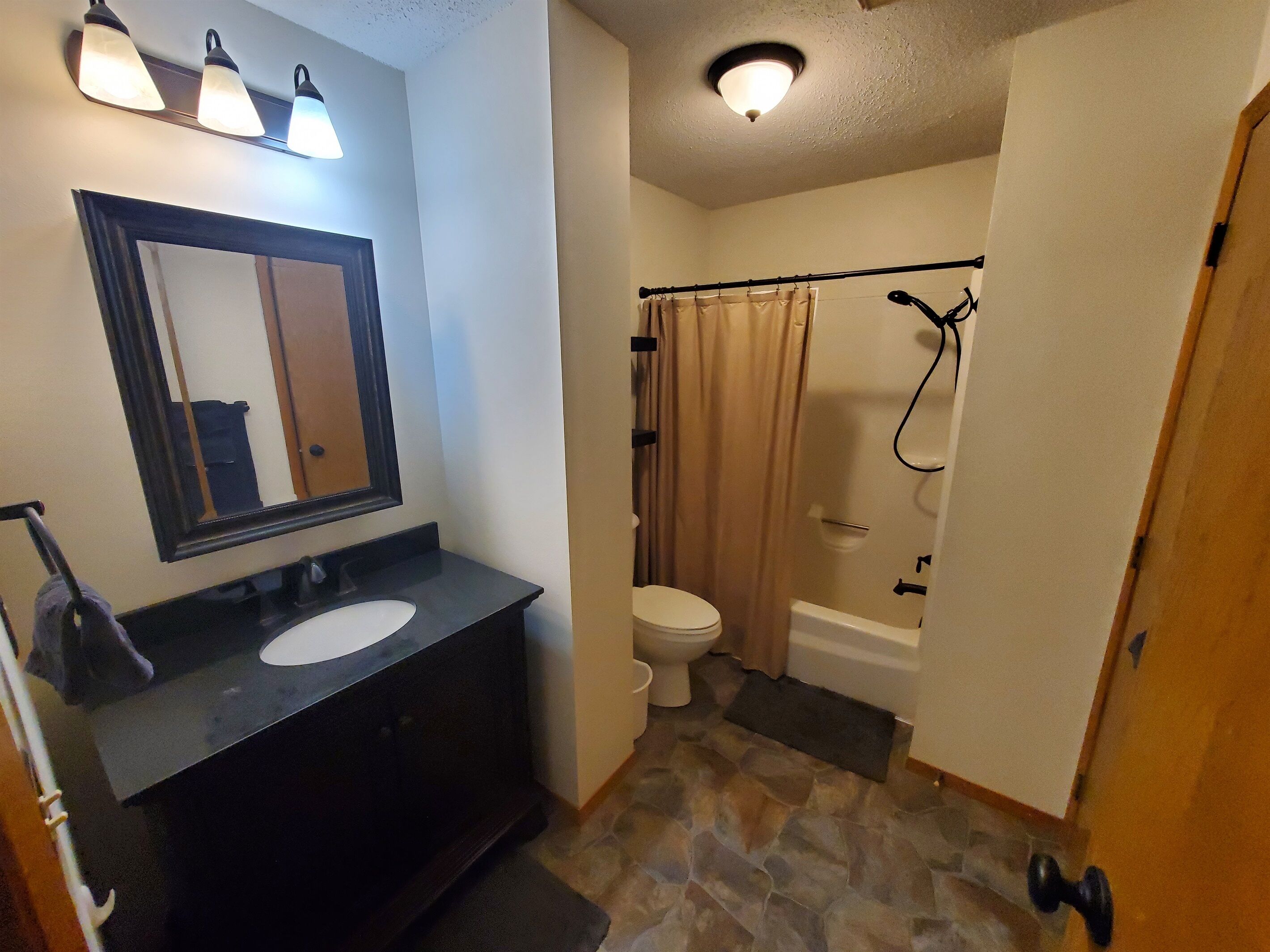 Combined shower/tub, hair dryer, towels
