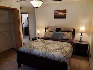2 habitaciones, escritorio y tabla de planchar con plancha 