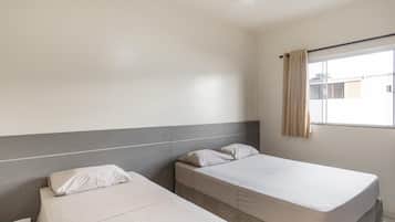 Quarto triplo, várias camas | Frigobar, escrivaninha, Wi-Fi de cortesia, roupa de cama