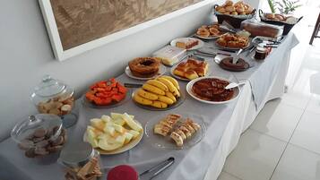 Dagelijks continentaal ontbijt inbegrepen