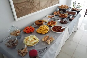 Café da manhã continental grátis todos os dias