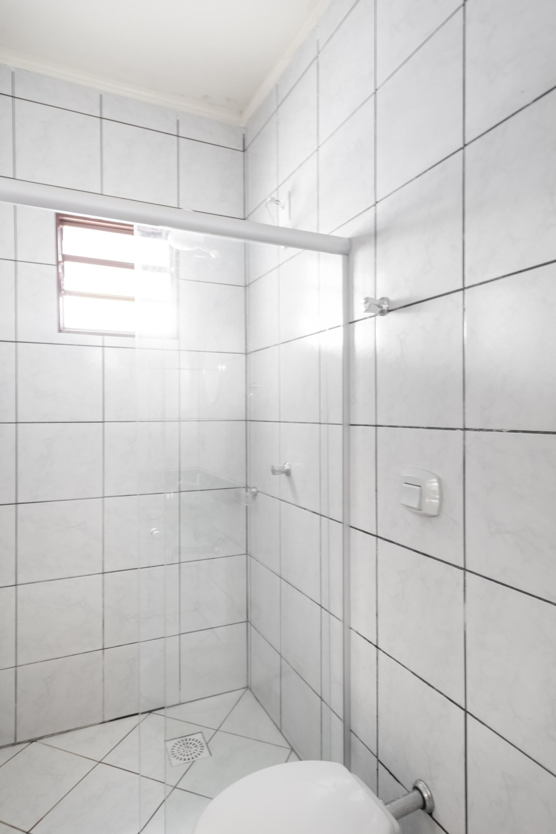 twin room | bathroom | shower, towels, soap