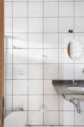 Quarto duplo | Banheiro | Chuveiro, toalhas de banho, sabonete 
